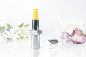 プラダ ビューティ「バナナバーム」‟鮮やかイエロー＆バナナ香る”血色リップバーム